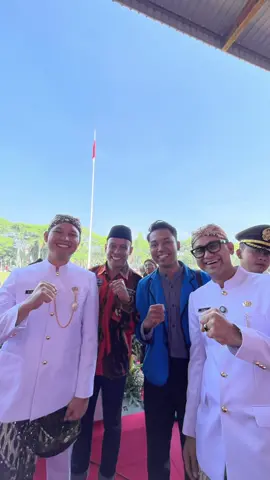 80 Tahun Indonesia Merdeka!! Dalam percakapan tersebut (tidak kevideo) Pak Bupati menjawab dengan tegas, akan segara membangun kembali sekolah tersebut. Tentu saya mengapresiasi setinggi-tingginya kepada Pak Bupati @dr.mohammadwahyu dan Pak Wabup @abiramzi76  Disklaimer, saya tidak punya kepentingan pribadi selain karena saya merasa prihatin karena saya pernah merasa di posisi anak2 tersebut tidak memiliki ruang kelas yang layak.  Kronologi, seminggu yang lalu saya di kirim vidio oleh salah satu guru sekolah di Cianjur Selatan tepatnya SDN yang berada di Desa Bojongkaso Kec. Agrabinta, isi vidionya anak2 SD lagi kehujanan saat pembelajaran dengan kondisi atap sekolah terbuat dari terpal yang sudah bolong.  Fakta di lapangan, sekolah tersebut merupakan SDN Ciawitali yang menjadi sekolah kelas jauh setelah dimarger dengan sekolah Budi Setra. Masyarakat sudah mau mencoba membangun ruangan yg lebih layak dengan bergotong royong, namun dilarang oleh dinas terkait, yang pada akhirnya sekolah tersebut akan diliburkan ketika hujan tiba, naasnya waktu divideo tersebut hujan turun ketika lagi pembelajaran. #wahyuramzi #drwahyu #abiramzi #pemudapancasila #pemudapancasilacianjur