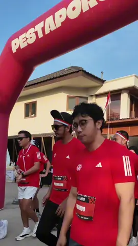Terima kasih #TemanJNE yang sudah seru-seruan dan olahraga bareng di @pestaporun 🏃🏻‍➡️🍇🍓 Sampai bertemu Joni di @pestapora 2025!✨📦🍍🥝 #JNE #ConnectingHappiness #JNE34SatSet #JNE34Tahun