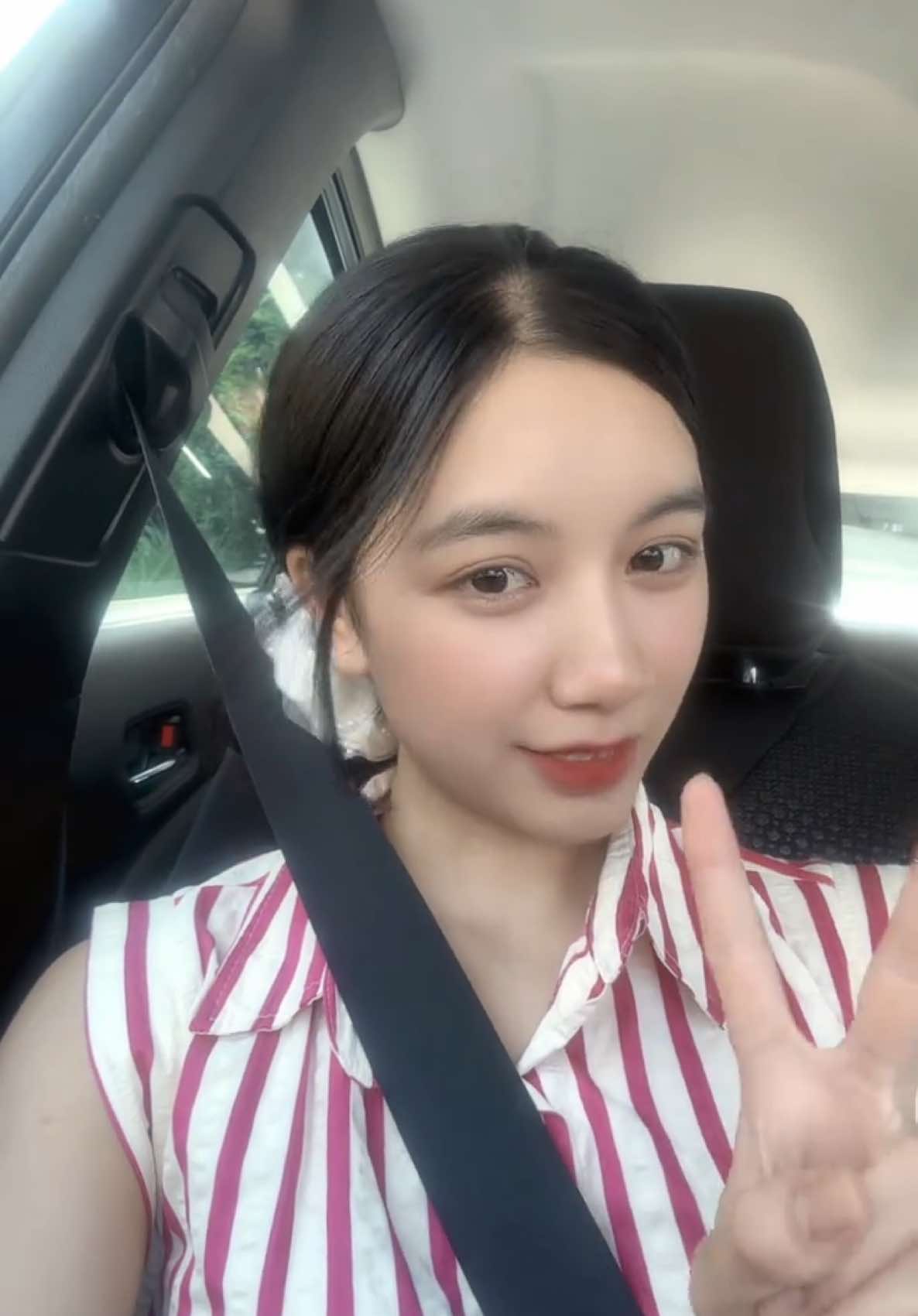 Có lẽ chúng ta sinh ra để gặp nhau Chứ không phải để bên nhau...😑