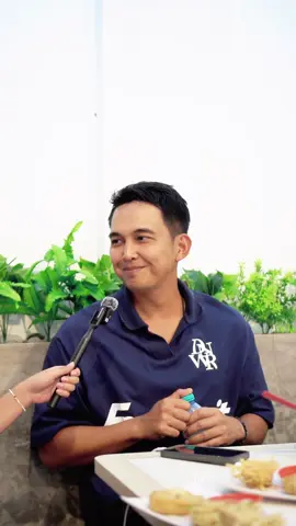 Dari panggung ke tour radio, lalu mendarat di meja Bakmi Akiu 🍜  Disela-sela jadwal padat Kak Indra Sinaga sama lagu 'Ga Romantis' yang hype banget, tetap menyempatkan mampir bersama team dan buktiin citarasa Bakmi Legend di Bali.  Terima kasih, semoga #GaRomantis selalu mengudara 🎶✈️