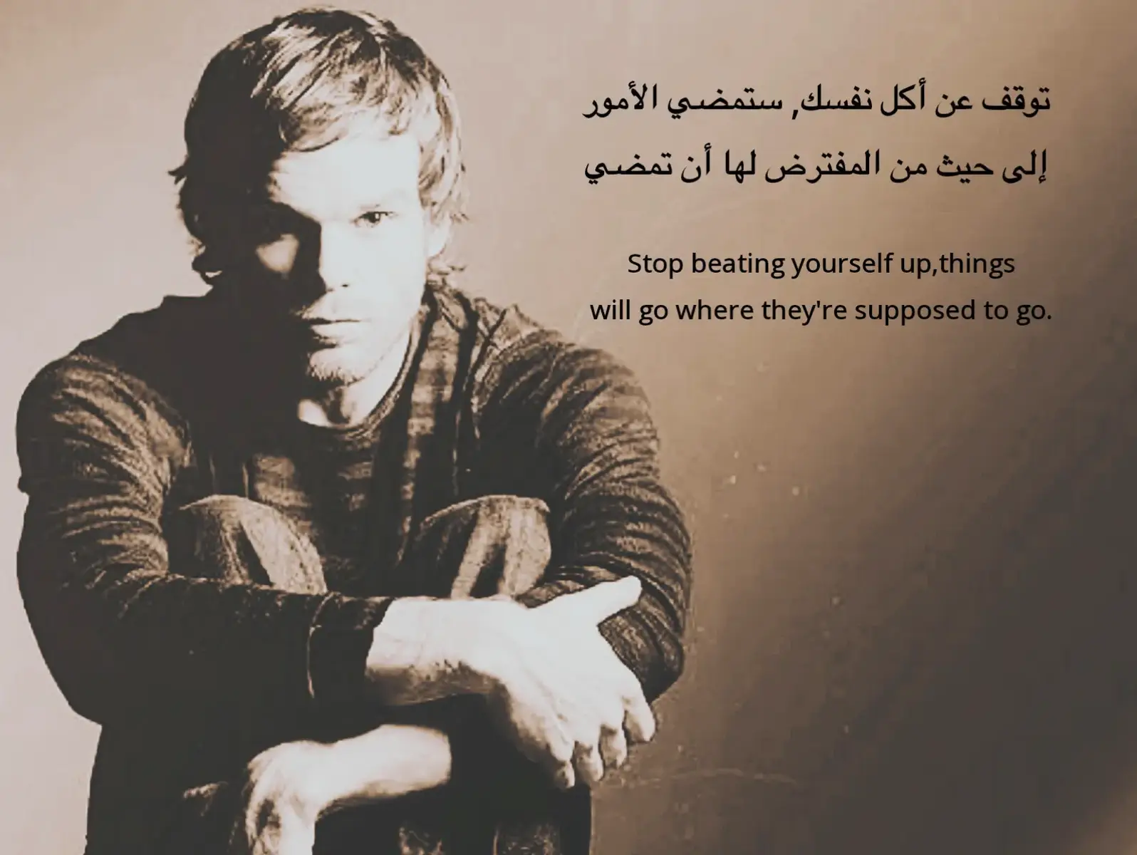 التَّفكِير هُوَ سَيفٌ ذو حَدَّين، فَقَد يَكونُ سَبيلًا لِلفَهمِ وَالإِدرَاكِ وَالوُصُولِ إِلى أَعمَاقِ الحَقَائِقِ، وَقَد يَكُونُ فَخًّا يُقيِّدُ الإِنسانَ وَيُدمِّرُهُ مِن الدَّاخِلِ. هُوَ حَركَةُ العَقلِ الَّذي لا يَتَوَقَّفُ، يَبحَثُ وَيُحَلِّلُ وَيُسَاءِلُ، وَمَعَ كُلِّ سُؤالٍ يَتَولَّدُ سُؤالٌ أَكبَرُ. فَيَجِدُ المُفرِطُ فِي التَّفكِيرِ نَفسَهُ أَسِيرَ دَوَّامَةٍ لا نِهَايَةَ لَهَا، يَستَنفِدُ قُوَّتَهُ النَّفسِيَّةَ وَالجَسَدِيَّةَ، وَيَغتَرِفُ مِن بَحرٍ لَا شَاطِئَ لَهُ. إِنَّ الَّذينَ يُفَكِّرُونَ كَثيرًا يَعيشُونَ صِرَاعًا دَاخِلِيًّا مُستَمِرًّا، فَهُم يَفتَحُونَ أَبوَابَ الذِّكرَيَاتِ القَدِيمَةِ، وَيَستَحضِرُونَ كُلَّ مَشهَدٍ مَرُّوا بِهِ، وَيُعِيدُونَ تَحليلَهُ مِئاتِ المَرَّاتِ. يَتَساءَلُونَ: لَو أَنَّنِي فَعَلتُ هَذَا؟ لَو أَنَّنِي لَم أَقُل ذَلِكَ؟ لَو أَنَّ الوَقتَ عَادَ بِي؟ وَهَكَذَا يَظَلُّ العَقلُ يَجُرُّهُم إِلى ماضٍ لَا يُمكِنُ إِعَادَتُهُ. وَفِي المُقابِلِ يَخشَونَ المُستَقبَلَ، يَرسُمُونَ فِيهِ كُلَّ المَخَاوِفِ وَالكَوارِثِ المُحتَمَلَةِ، فَيَعيشُونَ القَلقَ قَبلَ أَن يَحدُثَ شَيءٌ. هُم أَشبَهُ بِمَن يَحمِلُ عَلى كَاهِلِهِ أَطنَانًا مِن الأَفكَارِ، تَثقُلُ خُطواتِهِ، وَتَحرِمُهُ مِن بَسَاطَةِ العَيشِ. وَكَم مِن أُناسٍ دَمَّرَهُم التَّفكِيرُ الزَّائِدُ، جَعَلَهُم يَفشَلُونَ فِي العَمَلِ، وَيَفقِدُونَ لَذَّةَ الأَكْلِ وَالنَّومِ، حَتّى أَصبَحَت نُفُوسُهُم تَتَآكَلُ ببطءٍ. يَجلِسُ أَحَدُهُم أَمَامَ طَعَامِهِ فَلَا يَستَطِيعُ أَن يَأكُلَ، لأَنَّ أَفكَارَهُ تُطارِدُهُ: هَل سَأَنجَحُ غَدًا؟ هَل سَيَترُكنِي مَن أُحِبُّ؟ هَل سَأُصبِحُ مَرضًا أَو ضَعِيفًا؟ هَل أَخطَأتُ فِي كَلِمَاتِي البَارِحَة؟ وَبَينَ كُلِّ لُقمَةٍ وَأُخرى، يَجِدُ نَفسَهُ يَفقِدُ شَهيتَهُ، كَأَنَّ العَقلَ قَد أَكلَ مَكَانَ الجَسَدِ. الأَكْلُ فِي النَّفسِ أَصبَحَ مَرتَبِطًا بِالتَّفكِيرِ الزَّائِدِ، فَمَن يَحمِلُ عُقَدًا وَمَخَاوِفَ يَأكُلُ أَحزَانَهُ صَامِتًا. تَراهُ يَملَأُ طَبقَهُ كَأنَّهُ يُحَاوِلُ أَن يَملَأَ فَرَاغًا دَاخِلِيًّا، وَمَعَ ذَلِكَ يَشعُرُ بَالجُوعِ بَعدَ قَلِيلٍ، لأَنَّ جُوعَهُ لَيسَ لِلطَّعَامِ بَل لِلسَّكِينَةِ. وَمِن هُنَا يَظهَرُ مَفصِلُ العَلاقَةِ بَينَ العَقلِ وَالنَّفسِ وَالجَسَدِ: فَالعَقلُ الَّذي لَا يَستَقِرُّ يُدمِّرُ التَّوازُنَ كُلَّهُ، فَيَجعَلُ الأَفكَارَ تَأكُلُ النَّفسَ قَبلَ أَن يَلمَسَ الطَّعَامُ الفَمَ. التَّفكِيرُ إِذَا زَادَ عَن حَدِّهِ، يَتحَوَّلُ إِلى عَدوٍّ صَامِتٍ، يَأكُلُ طَاقَةَ الإِنسانِ، وَيَسحَبُهُ إِلى العُزلةِ وَالاِكتِئَابِ. يَمنَعُهُ مِن الاِستِمتَاعِ بِالأَشيَاءِ البَسيطَةِ: لُقمَةُ طَعَامٍ، ضَحكَةُ صَدِيقٍ، مَشهَدُ شُروقٍ جَمِيلٍ. وَيُصَوِّرُ لَهُ العَالمَ كَأَنَّهُ مَسرَحٌ كَبِيرٌ مَملُوءٌ بِالمَخَاطِرِ وَالفَشَلِ. وَفِي الحَقِيقَةِ، المَشكِلَةُ لَيسَت فِي العَالمِ بَل فِي العَقلِ الَّذي لَم يَتَعَلَّم أَن يَرتَاحَ. فَالتَّفكِيرُ وَالأَكلُ فِي النَّفسِ يَكشِفَانِ أَنَّ الإِنسانَ إِذَا لَم يُوازِن بَينَ عَقلِهِ وَجَسَدِهِ وَرُوحِهِ، سَيَجِدُ نَفسَهُ مَمزُوقًا بَينَ أَفكَارٍ تُدمِّرُهُ، وَعَادَاتٍ تُرهِقُهُ، وَنَفسٍ تَصرُخُ بِلا صَوتٍ. وَالحَقيقَةُ أَنَّ المَخرَجَ هُوَ فِي أَن يَتَعلَّمَ الإِنسانُ كَيفَ يُفَكِّرُ بِقَدرٍ، وَكَيفَ يَتَذَوَّقُ طَعَامَهُ بِقَلبٍ هَادِئٍ، وَأَن يَعرِفَ أَنَّ الحَياةَ أَكثَرُ بَسَاطَةً مِمَّا يَصنَعُهُ العَقلُ مِن تَعقِيدَاتٍ. #fyp #foryou #viral #real #explore 