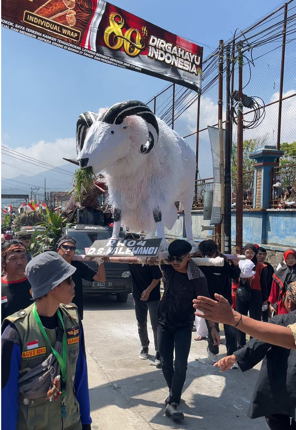 Seru & salut melihat kreatif dari warga desa Balewangi 👏👏👏  Pawai karnaval kecamatan Cisurupan Khususnya dari kampung tercinta CIBOJONG 💚😄 Sayangnya tdk semua ke video.. #hutri80indonesia🇮🇩 #pawaiagustusan #garutpride🔥 #karnaval #serunya17an 