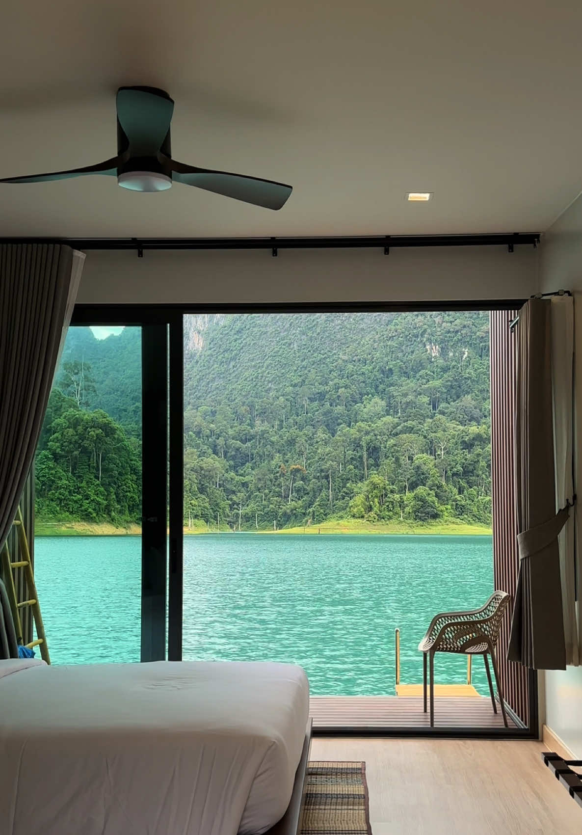 ที่พักเมืองไทย สวยเหมือนไม่มีอยู่จริง⛰️🍃 เเต่มีจริงที่เขื่อนเชี่อนหลาน จ.สุราษฎร์ธานี 🇹🇭 เป็นแพกลางน้ำที่วิวดีสุดๆ พาแฟนไปนอนสักคืนสองคืนฮีลใจสุดๆ เบื่อก็ออกไปพายเรือเล่น โดดน้ำสดชื่นๆ ดีจริงอยากให้ลองไปกัน . A hidden gem in Thailand that looks too dreamy to be real⛰️🍃 But it actually exists—right in Cheow Lan Lake, Surat Thani 🇹🇭. Stay in a floating villa surrounded by breathtaking views, perfect for a romantic getaway. Spend a night or two, unwind, paddle out on a kayak, or dive into the crystal-clear water—it’s pure bliss. .  #thailand🇹🇭 #travel #nature #เที่ยวไทย #ท่องเที่ยว 