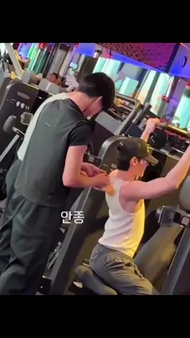 Sunghoon working out with Jungwon in LA he is so cool 💪🔥#sunghoon #jungeon #enhypen #engene #fyp 