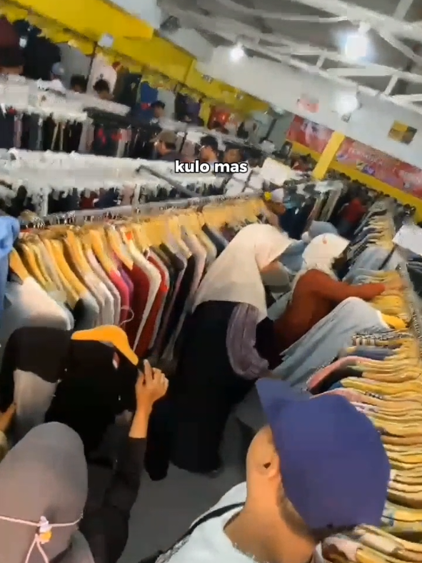 guyon cah mek melok i trend iki looh😭 tak ilingno maneh besok kita masih ada merdeka sale harga seisi toko 5rb - 80rb saja jadi manfaatkan jangan sampek ga dateng ya, kita buka dari jam 10 pagi - 10 malam. untuk lokasinya 200m dr superindo Gkb