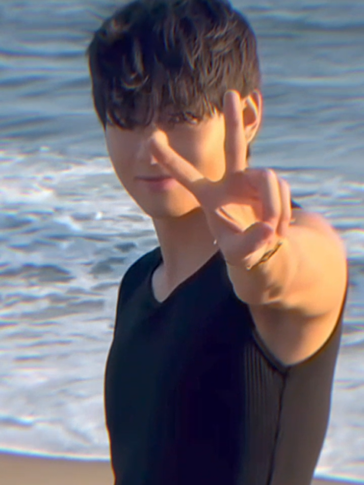 sekarang suka banget taehyung pake singletan doang, tpi nggk papah 🤭🤭 #taehyung #kimtaehyung 
