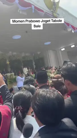 Istana Merdeka bergoyang saat lagu Tabole Bale berdendang usai upacara HUT Ke-80 Republik Indonesia, Minggu, 17 Agustus 2025. Presiden RI Prabowo Subianto bahkan sampai turun podium untuk ikut berjoget. Hal itu langsung disambut oleh tamu undangan yang hadir dan memadati lapangan. #prabowo #prabowosubianto #hutri80indonesia🇮🇩 #indonesia 