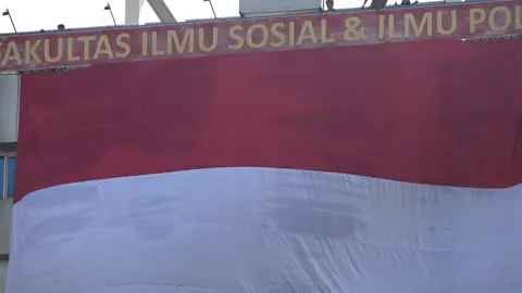 “Di ketinggian, dengan semangat juang yang tak pernah padam, kami — Mapala UIN Raden Fatah Palembang — mengibarkan Sang Merah Putih raksasa berukuran 13 x 9 meter. Bukan sekadar bendera, tapi simbol persatuan, pengorbanan, dan cinta tanah air. Semoga kibaran ini menjadi saksi bahwa jiwa-jiwa muda selalu siap menjaga, mencintai, dan mengharumkan Indonesia di mana pun kami berpijak.” #mapala #hutri80indonesia🇮🇩 #indonesia #fyp 