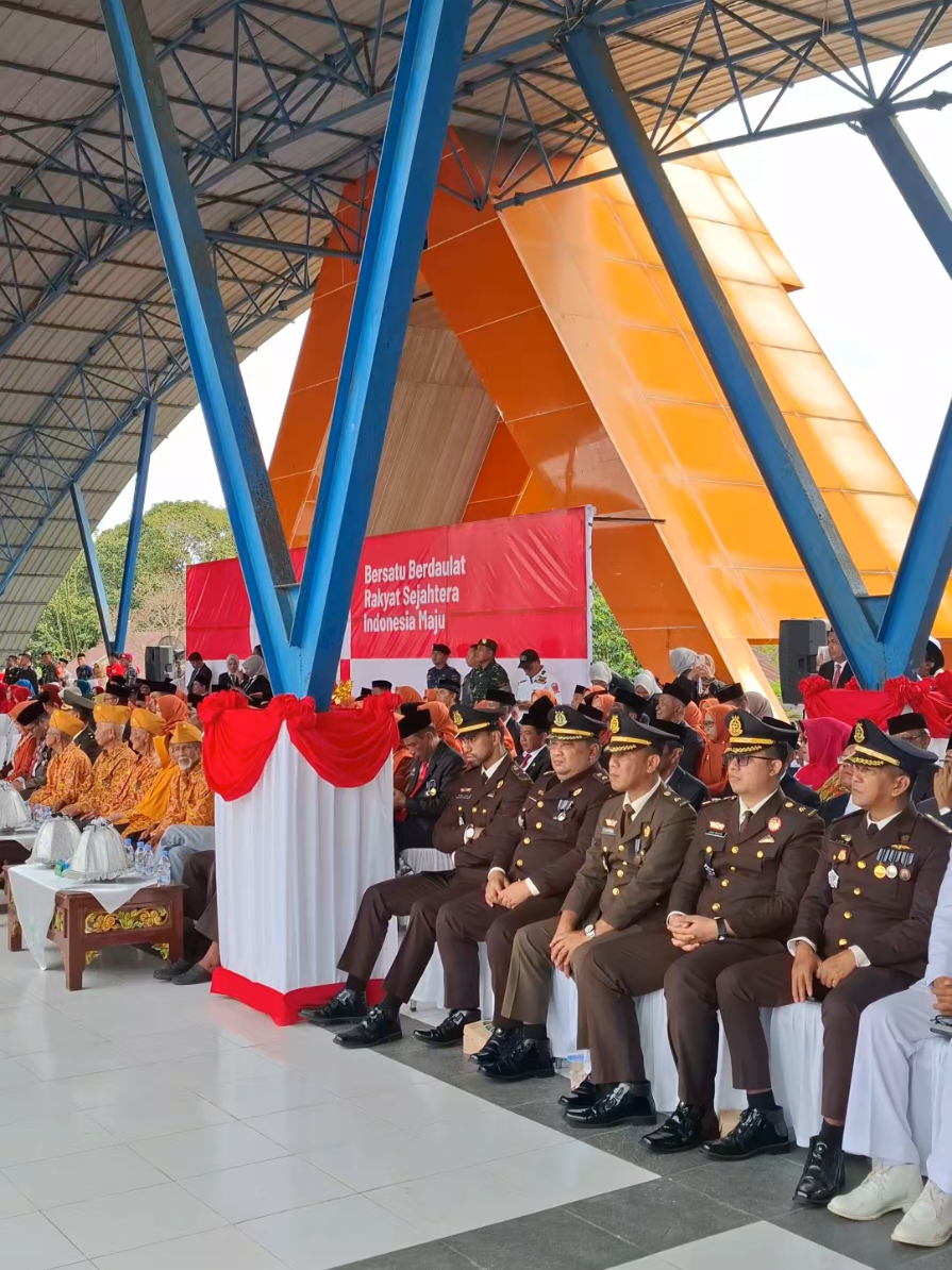 Pemerintah Kabupaten Sinjai menggelar upacara peringatan detik-detik Proklamasi Hari Ulang Tahun (HUT) ke-80 Kemerdekaan Republik Indonesia  adapun Tema peringatan HUT RI ke-80 tahun 2025  “Bersatu, Berdaulat, Rakyat Sejahtera, Indonesia Maju” kegiatan yang dipusatkan di Lapangan Sinjai Bersatu, Minggu  (17/8/2025). Upacara tersebut dipimpin langsung oleh Bupati Sinjai, Hj. Ratnawati Arif berlangsung dengan khidmat, sukses dan lancar. Salah satu momen penting dalam upacara tersebut adalah pembacaan doa yang dipimpin oleh Kepala Kantor Kementerian Agama Kab. Sinjai H. Faried Wajedi.