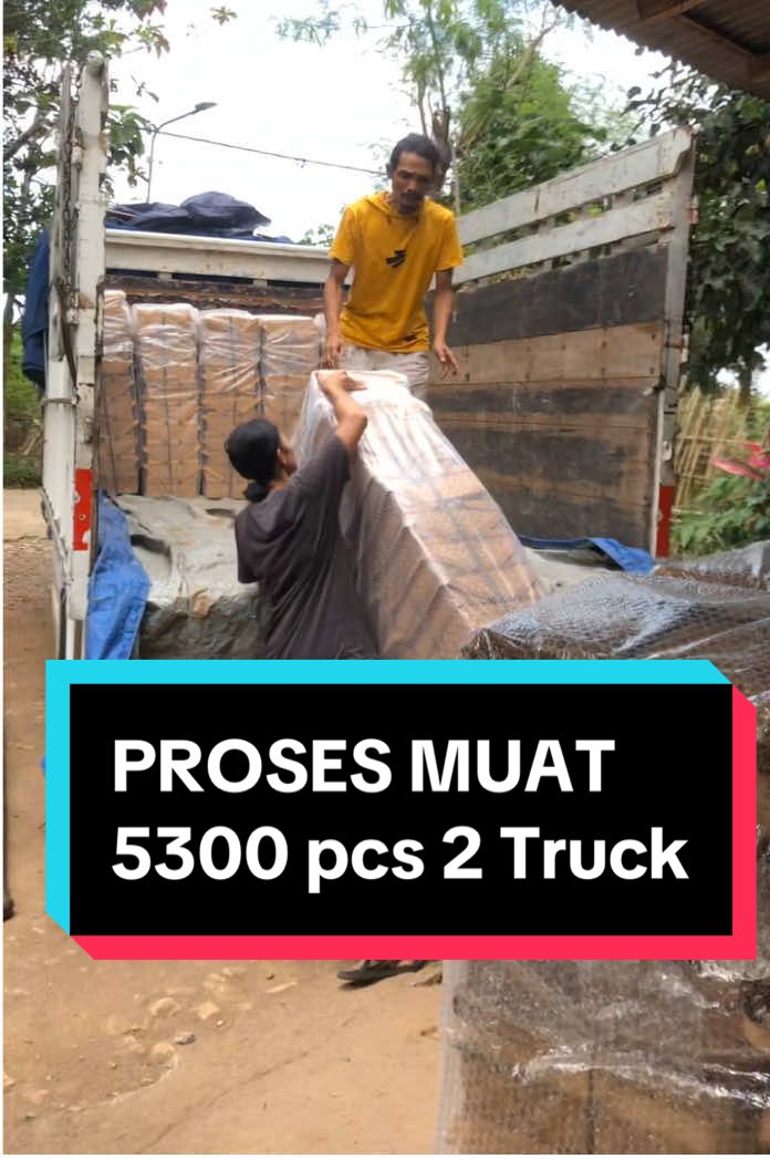 Proses muat kerajinan grosir ribuan dgn truck sendiri aman. #bambutresno #sentrakerajinanbambu #pusatkerajinanbambu #kampungkerajinan 
