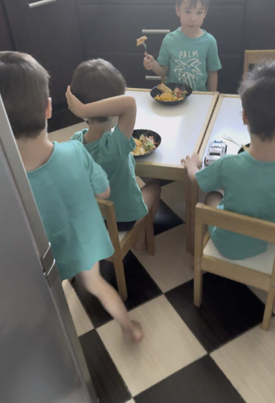 Приятного аппетита 😋  #dzieci #близнецы #boys #четверняшки #мама #семья #quadruplets #twins #czworaczki #дети #loveyou #сын #boy #dzieci 