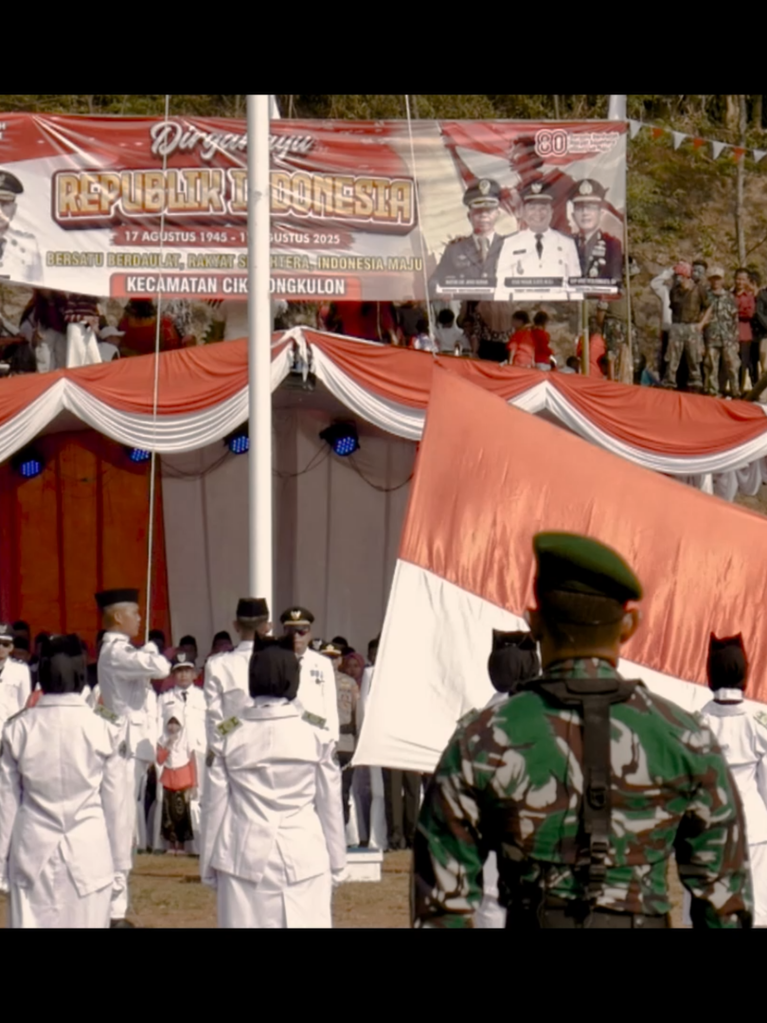 Pelaksanaan upacara kemerdekaan kecamatan cikalongkulon, 17 agustus 2025 di lapangan desa sukamulya, cikalongkulon. Upacara tersebut dilaksanakan dengan khidmat, yang juga diikuti oleh seluruh instansi di kecamatan cikalongkulon dan warga cikalongkulon untuk menyaksikan prosesi upacara pengibaran bendera tersebut. #kabarcikalongkulon #cikalongkulon #pengibaranbendera #hutri #hutri80indonesia🇮🇩 #cianjur #jabar