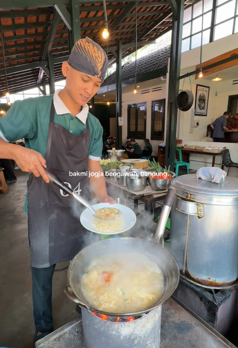 liatin pawonnya mengobati rasa kangen jogja, beneran deh makan disini vibes dan ambience-nya jogja banget🥹🤍 #placetogobandung  #bakmijogja #bakmijogjabengawan #goacademydining #diningsuperhemat 