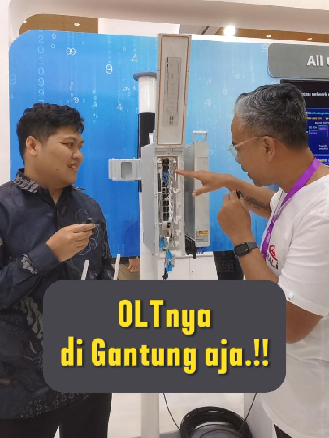 OLT gantung di tiang? Bukan tanpa alasan Di lapangan, seringkali kita dihadapkan dengan keterbatasan ruang dan kondisi medan yang tidak ideal. Salah satu solusi cepat dan praktis adalah menempatkan perangkat OLT langsung di tiang utama jaringan #rtrwnet #rtrwnetindonesia #internetdaritetangga