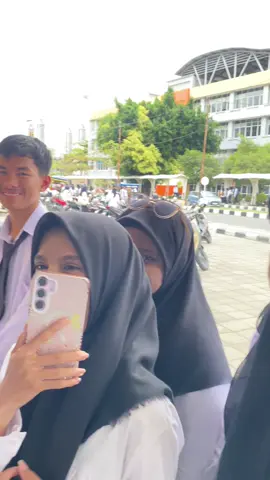 Wkwkwk mentang mentang punya kartu sendiri pada numpang minta air 😂😂😂 #universitasnegeripadang #viral #trending #fyp #meme 
