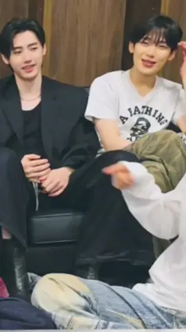 cara duduknya sunghoon ama sunoo????🤔🫣  #sunghoon #sunoo #sunsun #enhypen #weverselive 