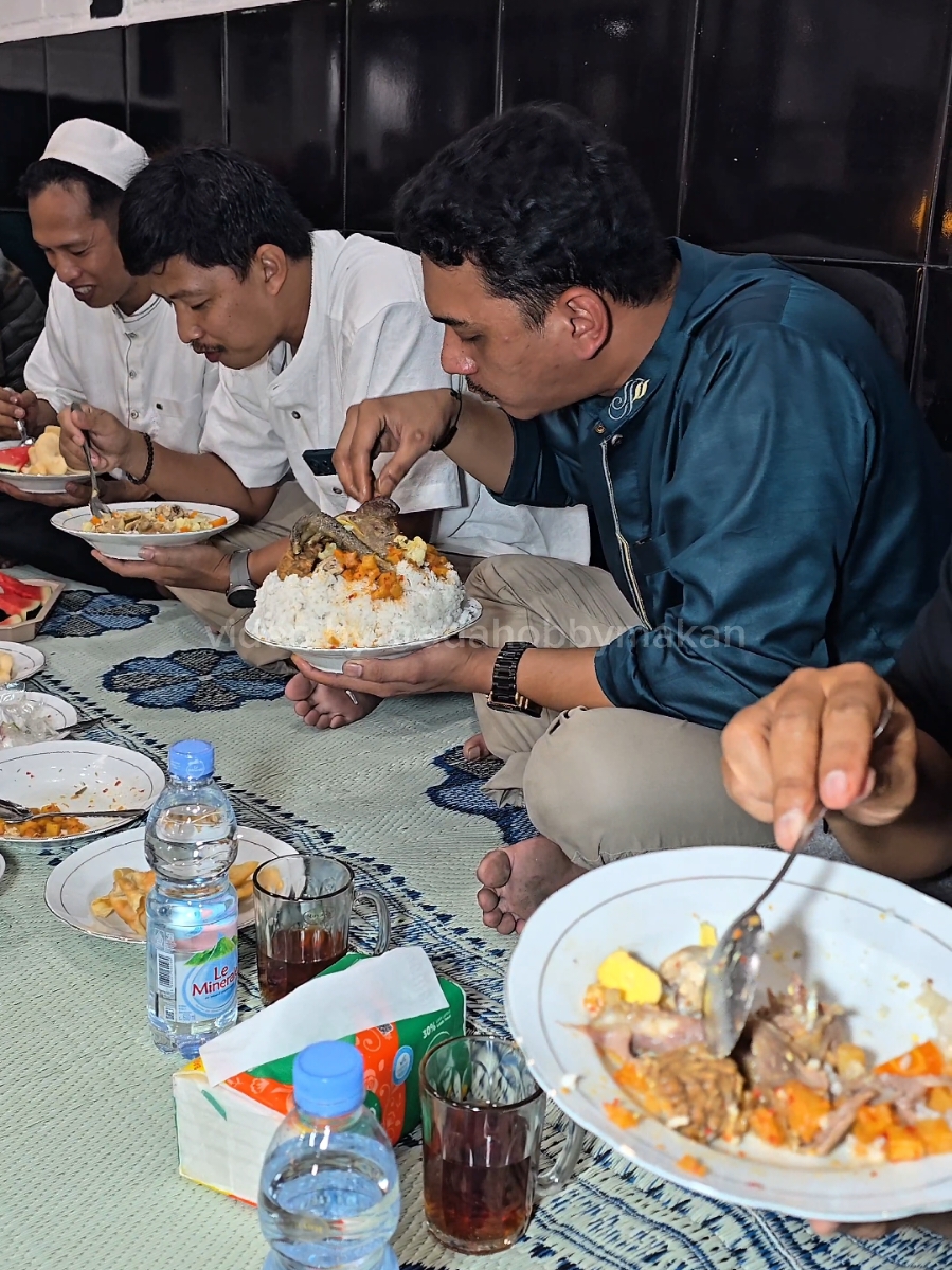 KE ACARA NIKAHAN ANAK IBU KOST 🤤 . . #adahobbymakan #borneostreetfood 