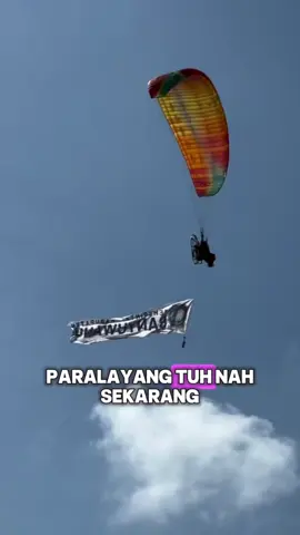 Delapan dekade Indonesia merdeka, semangat itu terus menyala di Banyuwangi. Upacara HUT ke-80 RI di Taman Blambangan berlangsung khidmat sekaligus meriah—dari formasi angka 17 dan 45 oleh pasukan Paskibraka, tarian kolosal nusantara, hingga langit yang dihiasi flypass pesawat dan paramotor pembawa Sang Saka Merah Putih. Inilah wujud syukur, kebanggaan, dan janji untuk terus menjaga Indonesia agar tetap tegak di bumi pertiwi. Merdeka! #banyuwangi 