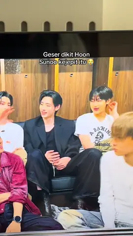 Udah mah kecil, di ujung, sebelahnya Sunghoon pula 😭🤣 #sunsun #enhypen #engene #kpopfyp 