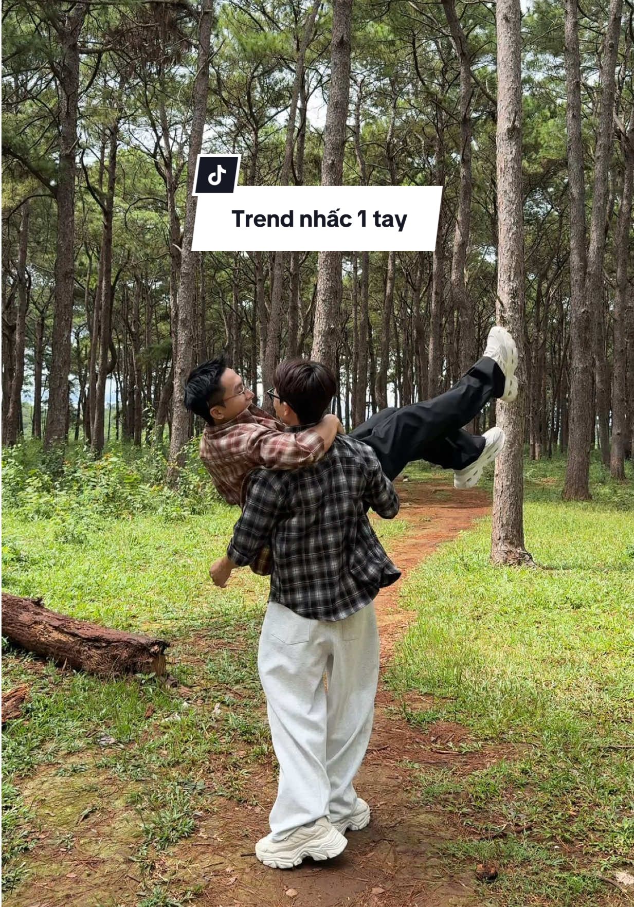 Đu trend nhấc 1 tay ở rừng thông Buôn Ma Thuột 😂 #LearnOnTikTok #couple 