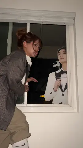 Hamilton seeing his side bae Joshua hong from boy group sensation seventeen #hamilton #hamiltontrend #joshua #seventeen #kpop #musical