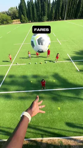 🎯 Le défi est simple : contrôler le ballon dans la zone. 👉 Si tu réussis = bravo, respect. 👉 Si tu rates = tes potes derrière te tirent dessus direct 😂 Autant dire que la pression est énorme… et que ça finit toujours en fous rires. Chez MCPROTECH, on aime créer des moments funs comme ça. Mais surtout, on veut que tu sois prêt à performer avec les bons équipements : 🛡️ Protèges-tibias personnalisés 🧦 Chaussettes antidérapantes 💨 Chaussettes de récupération ➡️ Découvre tout ça sur notre site et sur TikTok Shop et équipe-toi comme un vrai joueur. #mcprotech #défifoot #footamateur #footballfr #tiktokshopfr #funfoot