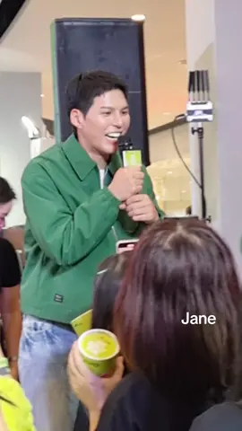 เมื่อคุณอ๋องบอกว่าขอความร่วมมือไม่จับมือศิลปินนะคะ สิ่งที่คัลแลนทำคือยื่นมือไปแปะมือfc ตรงหน้าทุกคน​ ส่วนฉันนั้นได้แต่ม​องยิ้มหัวเราะในสิ่งที่เมนฉันทำ #ais5gxพี่จองคัลแลน #aisfamilytime #cullen_hateberry #ไอ้ต้าวลักยิ้ม #ยิ้มทีโลกสดใส 