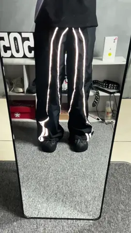 GILAA KEREN BANGETT😱🔥!! Ko bisa ya celana reflective sekeren ini dijual ga nyampe 100 ribuan.              #celanaunisex #baggypants #celanareflective #celanakeren #celanamurah 