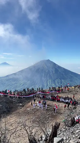 17 agustus di sindoro - - #sindoro #sindoroviaalangalangsewu #sabukgunungsindoro #alangalangsewu #3153mdpl 
