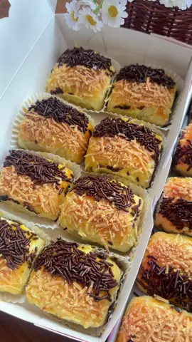. PISANG BOLEN . Resep : Mba Ayoe_widya83 Rebake : @lina_dharmaputra  . Bahan kulit : Bahan A ( Water dough ) : 300 gr tepung protein tinggi 65 gr gula halus 105 gr butter mix margarin 2 kuning telur 80-100 gr air 3 gr garam  Campur semua bahan , bulatkan , bungkus plastik wrap . Istirahatkan 30 menit  Bahan B ( oil dough ) : 130 gr tepung protein sedang 100 gr margarin  Campur semua bahan , bulatkan , bungkus plastik wrap . Istirahatkan 30 menit  . Olesan : Kuning telur . Bahan isi : Pisang di pan fried dgn margarin Coklat filling / mesis Keju cheddar potong2 . Cara membuat kulit : Bagi adonan bahan A @ 30 gr dan bahan B @ 15 gr . Bulatkan 1 persatu. Istirahatkan lagi adonan sekitar 30 menit. Ambil 1 adonan A isi dgn adonan B. Gilas adonan memanjang , lipat single fold , ulang 1 kali lg.  Setelah semua adonan selesai dilipat , ambil 1 adonan , gilas ( bagian tengah jgn digilas terlalu tipis ) beri isian. Lakukan sampai adonan habis . Olesi dgn kuning telur dan taburi mesis / keju parut . Oven dgn suhu 180 derajat sampai matang . . #pisangbolen