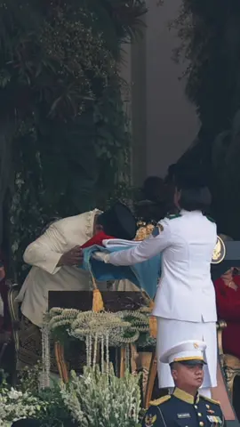 Momen Pak Presiden mencium Bendera Pusaka 🥹🥹