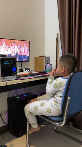 Được mẹ báo tin mai được nghỉ học. Chơi trò gì nó cũng thấy vui. 😆 
