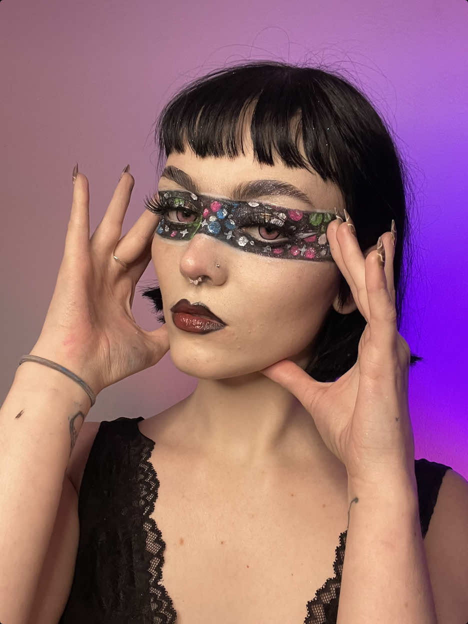Tape makeup 🫧  #creativemakeup #makeuptransformation #bubblewrap #hannahjoy 