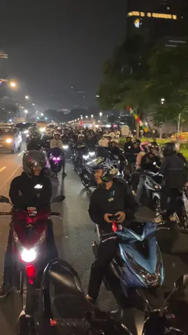 Kadang kalo kita dibilang motornya ganteng malah ngerasa insecure, liat yang lain hedon” banget woi 🫵🏻😭 #espstyle #blackgang🖤🔥 #beatproper #beathedon #beatmodifikasi 