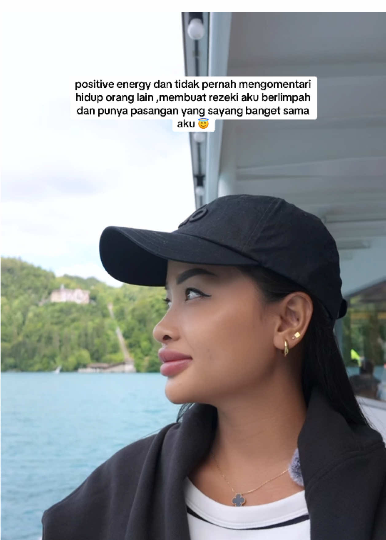 salahkan dirimu dan kelakuan burukmu yang suka banget pengin nyakitin perasaan orang dg berkomentar soal muka dan bentuk orang lain ,itulah jawaban yg sangat jelas kenapa hidup kalian gak bahagia dari susahnya rezeki , terpuruk dg toxic relationship, banyak hutang dan gitu gitu aja , kekuatan tangan yang jahat dan mulut kalian membuat kalian menderita, karma alam dan karma tuhan sangat cepat dan jelas , maka dari itu jga ucapan jaga tangan dan bersosial medialah dg baik 🫶🏻#karmaisreal 