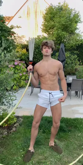 #haveyoueverseentherain #makeitrain #hesperfect #hotguy #shirtlessmen at: ugomrcl