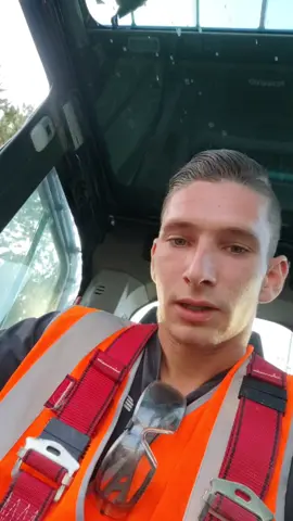 oui oui vous avez bien entendu..  #conducteurdengins #TP #kobelco #drole #pourtoi 