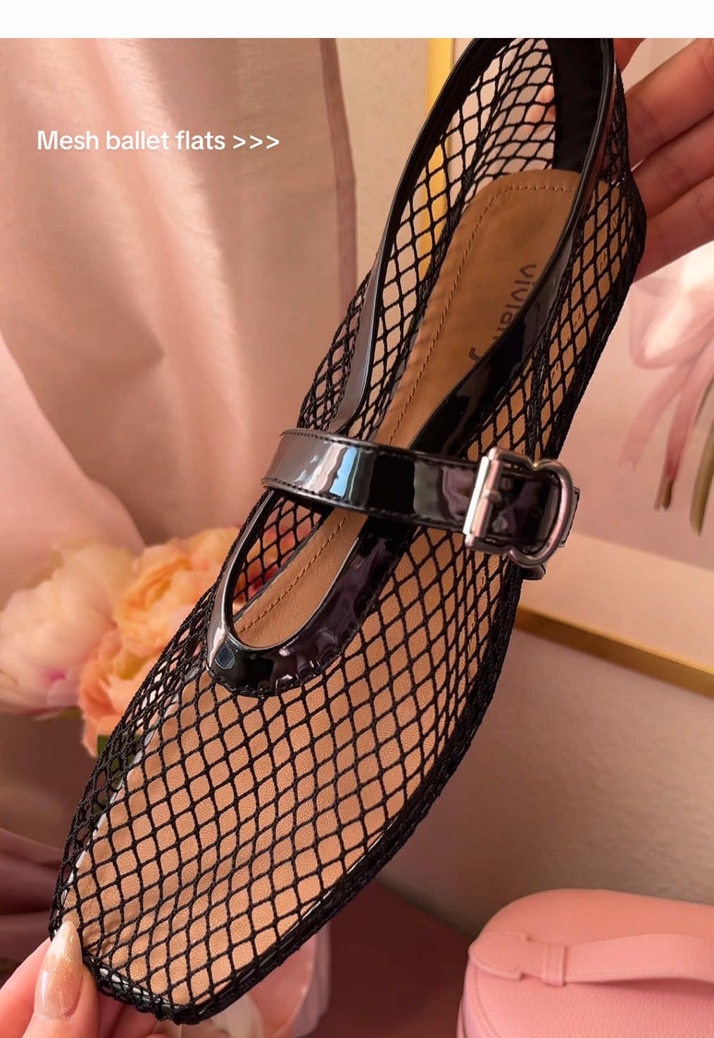 These mesh flats are definitely part of my fall shoe lineup 😌 #meshballetflats #balletflats #flats #meshshoes #vivianlyshoes 