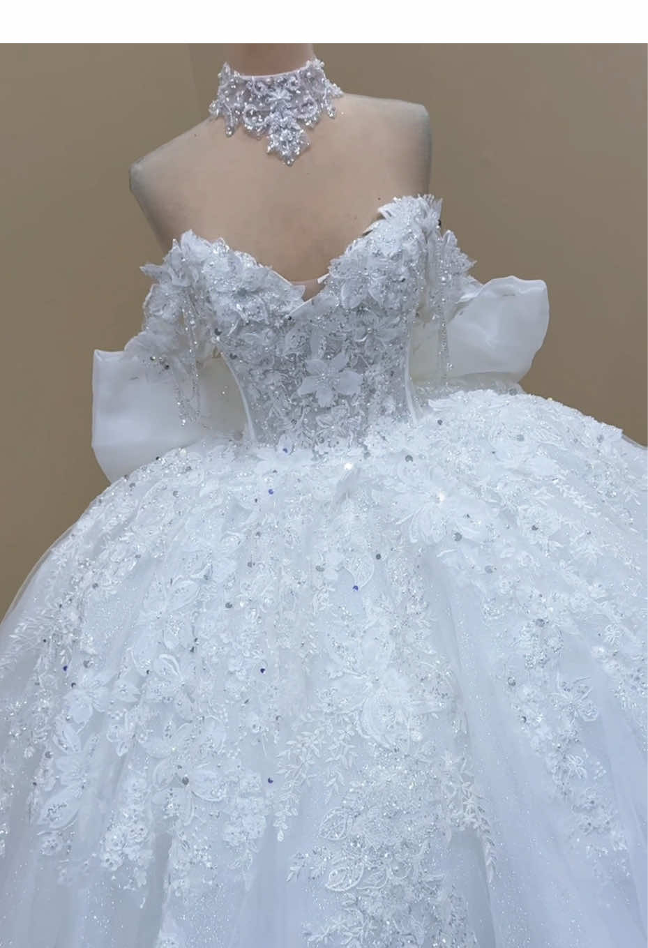 ÁO CƯỚI SIÊU TO 🌸👰 dành cho các nàng thích hoành tráng cho ngày trọng đại nè #soriyabridal #warehousewedding 