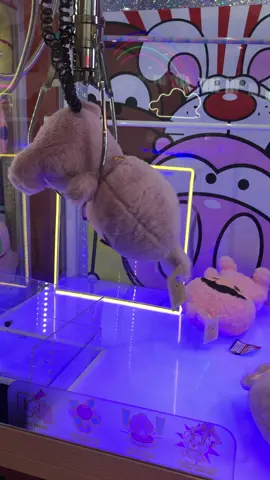 Nakakuha rin ng isa. 😅 #clawmachine #archade #tomsworld  Claw Diaries | 8.17.25