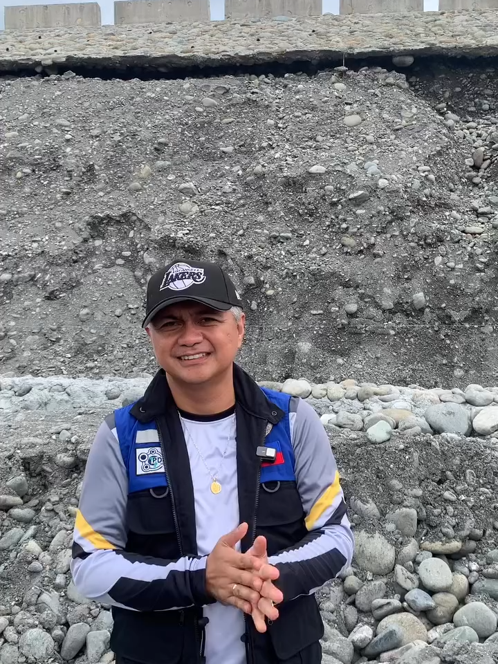'MARAMING SALAMAT PO SA NAG-IISANG BAKAL' 'Yan ang pasaring ni Oriental Mindoro Gov. Humerlito Dolor sa nadatnan niyang flood control project sa bayan ng Naujan. Binisita ng gobernador ang nasabing proyekto upang inspeksyunin nitong Sabado, Aug. 16. Video Courtesy: Oriental Mindoro Gov. Humerlito Dolo #k5newsfmkalibo #everyone #foryoupage #fyu