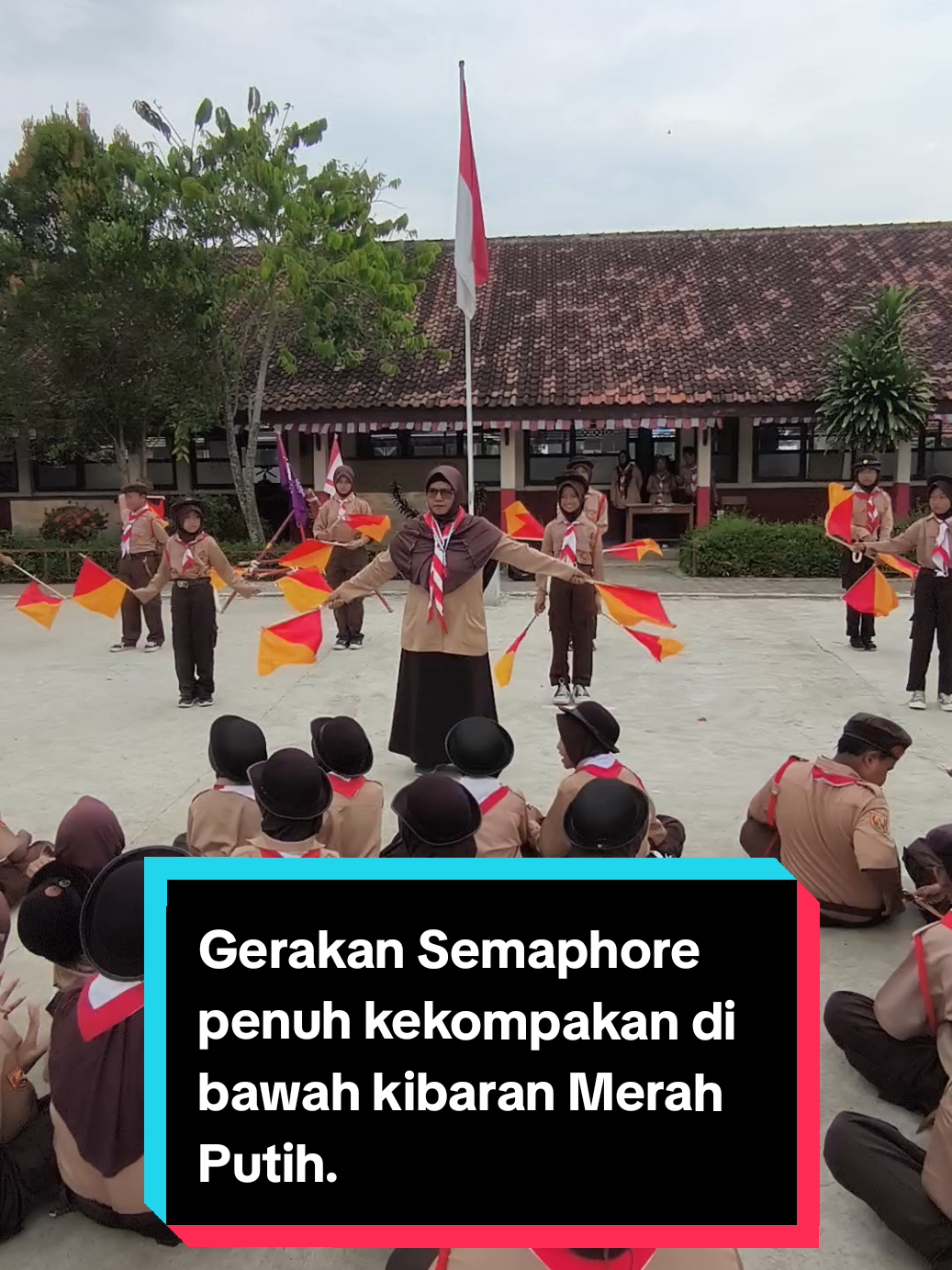 Gerakan Semaphore penuh kekompakan di bawah kibaran Merah Putih.  #anaksd #haripramuka  #salampramuka  #fyp 