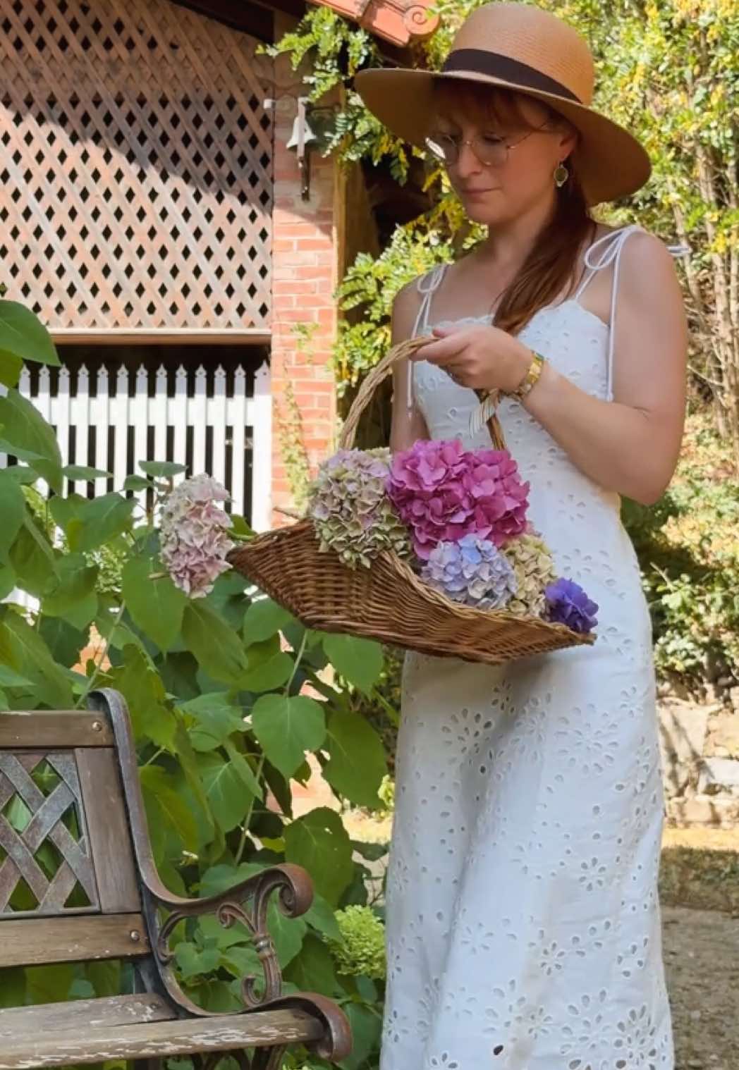 La petite robe en broderie anglaise. 👗🪡 Cela faisait au moins depuis l’été dernier que je cherchais une robe blanche en broderie anglaise. Je ne suis pas loin d’avoir essayé une dizaine de modèles. 🙊 Et j’étais à deux doigts d’abandonner. Parce que ça ne m’allait jamais. Le tissu faisait toujours trop épais, trop lourd, pas adapté à ma petite taille… J’avais toujours l’impression de disparaitre sous des mètres de tissu. 🙈 Jusqu’à cette robe. ♥️ À la coupe différente. Le modèle de la dernière chance. Avant de devoir admettre que la broderie anglaise n’était tristement pas faite pour moi.  Ici, pas de manches plus ou moins courtes, pas de col chemise non plus. Juste de fines bretelles pour laisser apparaître un peu plus de peau. Et contrebalancer une étoffe rendue souvent un peu rigide par les nombreuses broderies. Ma persévérance aura fini par payer ! 💪🏼 Et voilà une robe qui se glissera dans ma valise pour la Bretagne. ⚓️ Pour m’accompagner déguster des huîtres et des glaces au caramel au beurre salé. #tenue #mode #tenuedujour #petitefashion #retrostyle 