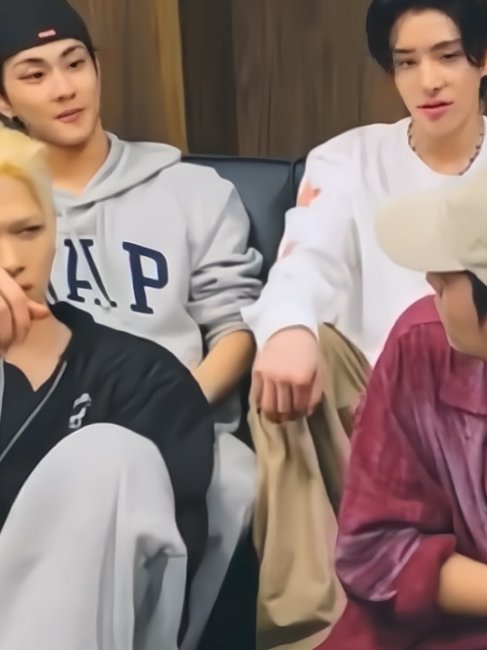 here’s another episode of being worried about jay’s neck😆 #jaywon #jungwon #jay #enhypen #engene 