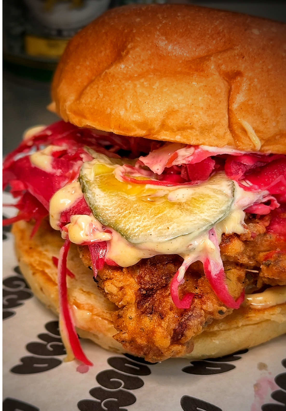 🎁 2 MENUS À GAGNER ⤵️  Je vous offre 2 menus au choix chez Dogma, le restaurant spécialisé dans le poulet frit à Paris. POUR GAGNER, il faut :  • Être abonné à mon compte  • Commenter la vidéo. Multiples tes chances par x3 : partage la vidéo en Story ! Tirage au sort dans 2 semaines - Bonne chance à tous !  💰 PRIX : - Burgers seuls : 13€ ou 13,50€ - Menus Burger : 15€ à 20,50€ - Tenders seuls : 11€ (3pcs), 14€ (5pcs), 17€ (7pcs) ou 29€ (12pcs). - Menus Tenders : 15€ à 23€ - César Salade Tenders : 13€ - Sides : 2€ à 5€ 🍗 Viande halal  👉 DOGMA 📍 10 rue des petites écuries - Paris 10 🕦 Fermé le dimanche  —————————————— 📩 Collab & Partenariat : leparisdalexis@e-idols.com ou DM • 🍴 Je t’informe que le restaurant m’a offert le repas. Mais ca ne change rien. Je dis toujours ce que je pense et je garde une totale liberté d’expression car le + important pour moi c’est VOTRE confiance ! Si je n’aime pas, même si je suis invité, je ne publie pas.