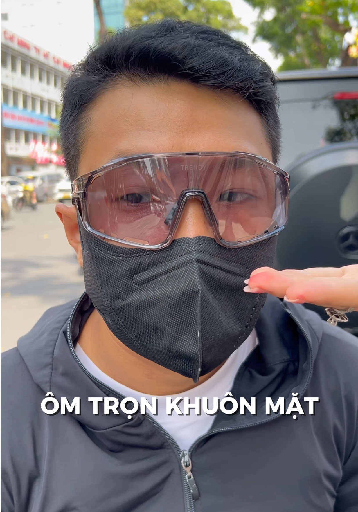 Đi nắng thường xuyên bụi vào mắt gió táp vào mặt nắng xuyên qua mắt và da thì anh chị em phải trang bị ngay #MatKinhTrendy #kinhdoimau #myoutfit #thoitrang #chongnang 