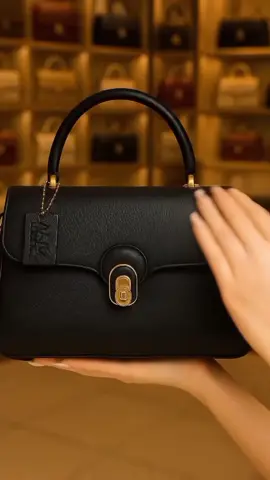 👜✨ Tas elegan harga terjangkau! Bahan kulit sintetis tebal, desain mewah, cocok buat pesta, kuliah, atau jalan santai 💖 🔥 Limited stock, jangan sampai kehabisan! #TasWanitaMurah #HandbagKekinian #TasCewekStylish #OOTDKece #TasPestaElegan 