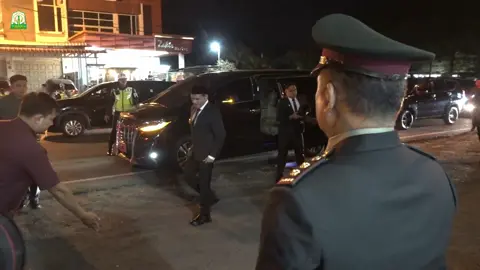 Wagub Fadhlullah Pimpin Apel Kehormatan dan Renungan Suci dalam Rangka HUT RI ke-80  BANDA ACEH-- Wakil Gubernur Aceh, Fadhlullah, memimpin Apel Kehormatan dan Renungan Suci (AKRS) dalam rangka Peringatan Hari Ulang Tahun (HUT) ke-80 Kemerdekaan Republik Indonesia, di Taman Makam Pahlawan Banda Aceh, Sabtu (17/8/2025) tepat pukul 00.00 WIB.  Upacara itu diikuti oleh jajaran Forum Komunikasi Pimpinan Daerah (Forkopimda) Aceh dan Forkopimda Kota Banda Aceh.  Fadhlullah sebagai inspektur upacara mengawali apel tersebut dengan membacakan Naskah Apel Kehormatan dan Renungan Suci. Setelah itu dilanjutkan dengan mengheningkan cipta dan penyalaan obor, dan diakhiri dengan pembacaan doa.   Saat upacara berlangsung, lampu di sekitar Taman Makam Pahlawan dipadamkan dan pencahayaannya diganti dengan obor.  Kegiatan ini dilaksanakan guna mengenang arwah dan jasa para pahlawan dalam merebutkan kemerdekaan. Tentunya, kegiatan ini berjalan khidmat dalam setiap prosesi upacara yang dimulai tengah malam tersebut . []