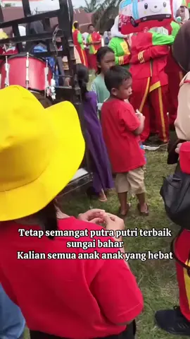 Minggu 17 Agustus 2025 Podium upacara kecamatan sungai Bahar Kami pulang membawa harga diri setelah tak di hiraukan di tengah lapangan... Anak Hebat Anak Madrasah Kami tau bahwasanya adab lebih tinggi daripada ilmu,sehingga kami datang dengan undangan untuk tampil di depan yang TERHORMAT,,, Kami datang tanpa komisi.. Kami datang dengan membawa kreatifitas anak bangsaa.. Kami datang untuk merayakan dirgahayu INDONESIA Kami datang tanpa pamrih.. kami datang dengan semangat membara Dari dalam hati yg terdalam.. Tidak lagii apresiasi yg kami dapat Bukan lagi tanda terima kasih Bukan lagi penghargaan atas jerih payah anak bangsa berlatih,,rela materi dan rela tenaga.. Bukan lagi tepuk tangan yg meriah yg di dapat anak kami.. Tapii serian air mata yang bercampur keringat Kami pulang dengan membawa tangis anak nak yg berlatih, dan merasa kecil hati Kami tidak bilang ini penghinaan.... Tapi kami tidak tahu,,artinya apaa Yah benar sajaaa,,memang ADAB itu lebih tinggi daripada ILMU Dan kami beradab Kami pulang dengan memafkan.. Tapi tidak untuk melupakaaan Ketika drumband tampil,, d tengah terik matahari,, podium menyalakan sekuat kuatnyaa musik ulang tahun,,, dan segala perayaan kecil d dalam sebuah acara RAKYAT By :Yurike Nova Edlin S.Si #RIPKECAMATANSUNGAIBAHAR #MiskinAdab