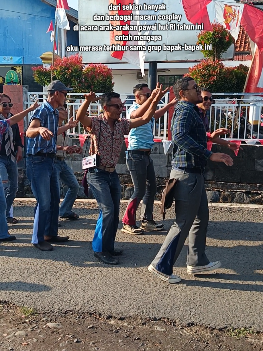 aku harus ngucapin terimakasih banyak deeeh, sama grup bapa² ini walaupun aku ga tau mereka itu dari kampung sebelah mana, berkat mereka hari ini aku merasa terhibur😊😊